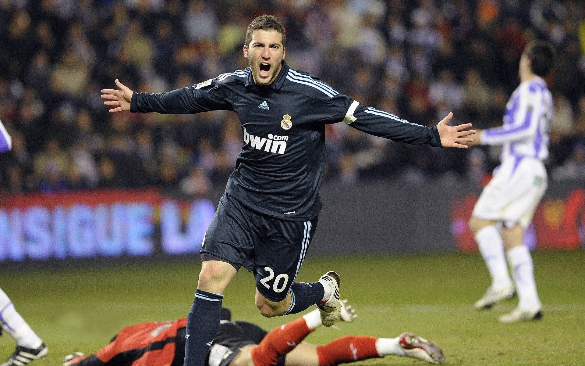 突尼斯制霸阿根廷,三笘薰如何以攻防两端的统治力重写亚洲足球叙事